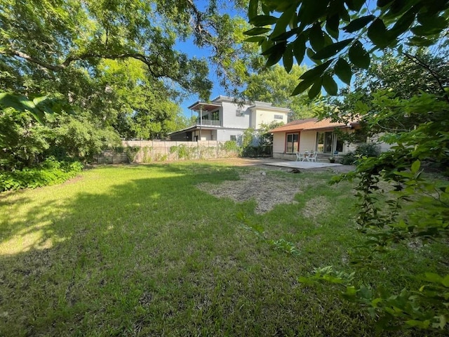 view of yard featuring a patio area