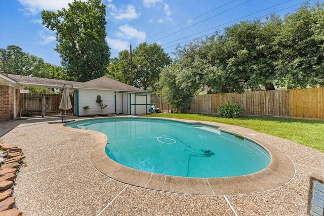 5519 Coon Tree Ct, Humble, TX 77346 - view of swimming pool with a fenced backyard and an outbuilding
