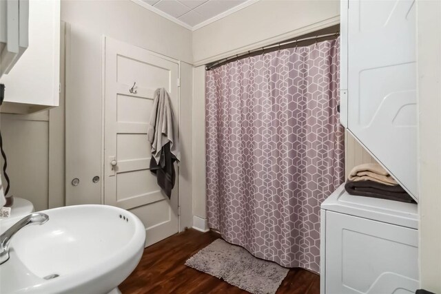 300 Bishop St, Smithville, TX 78957 - bathroom with a sink, crown molding, wood finished floors, and curtained shower