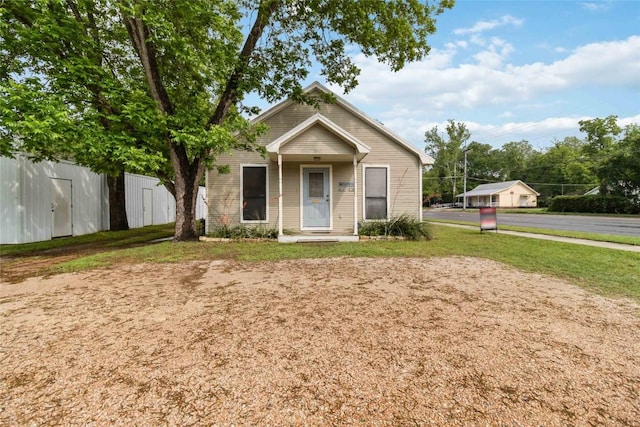 300 Bishop St, Smithville, TX 78957 - bungalow-style home featuring a front yard