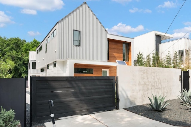404 W Milton St, Austin, TX 78704 - view of front of home with a fenced front yard, a gate, and board and batten siding