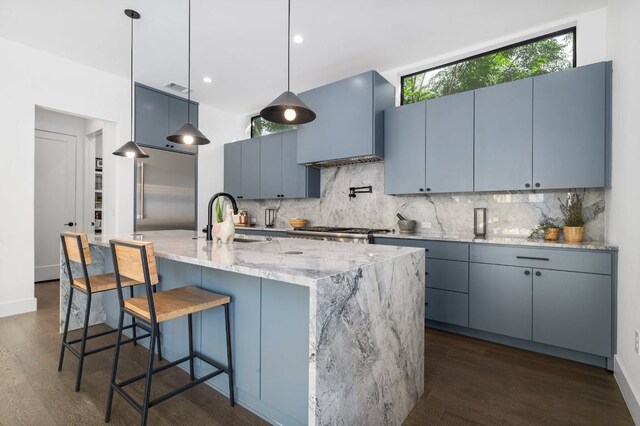 2800 Del Curto Rd Unit 9, Austin, TX 78704 - kitchen featuring custom exhaust hood, a sink, decorative backsplash, dark wood-type flooring, and recessed lighting