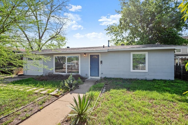 single story home with a front yard