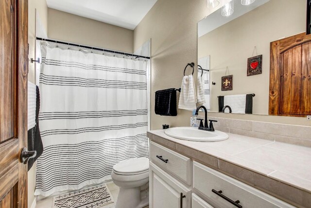 603 Watterson Rd Unit B, Bastrop, TX 78602 - full bath featuring vanity, toilet, and curtained shower