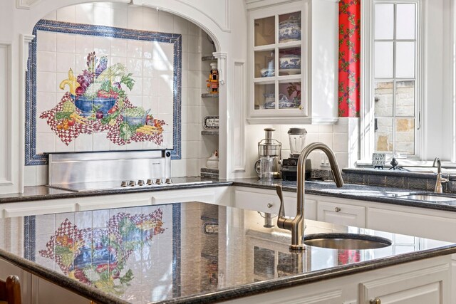 124 Florentine, Horseshoe Bay, TX 78657 - bar area featuring a sink, backsplash, and black electric stovetop