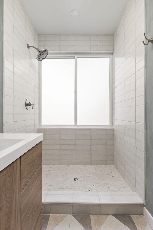 full bathroom featuring tiled shower