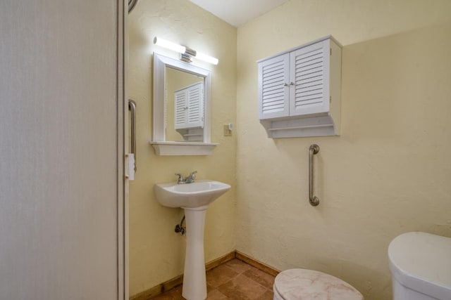 508 Lee St N, Round Rock, TX 78664 - bathroom featuring toilet, baseboards, and a sink