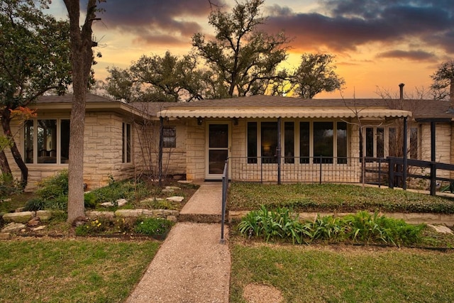 508 Lee St N, Round Rock, TX 78664 - ranch-style house featuring stone siding and a front lawn