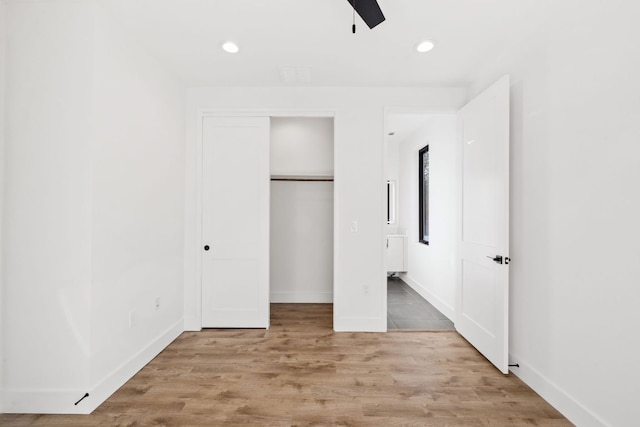 unfurnished bedroom featuring baseboards, a closet, light wood-style flooring, recessed lighting, and ceiling fan