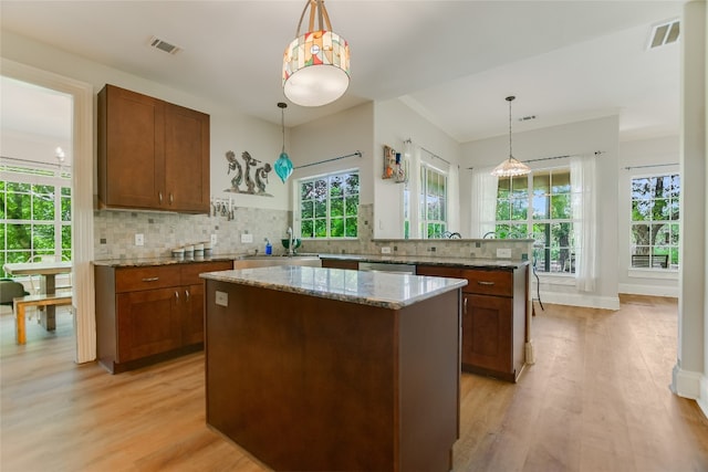 108 Tumbleweed Trl, Austin, TX 78733 - kitchen with light wood-style floors, a sink, a peninsula, backsplash, and crown molding
