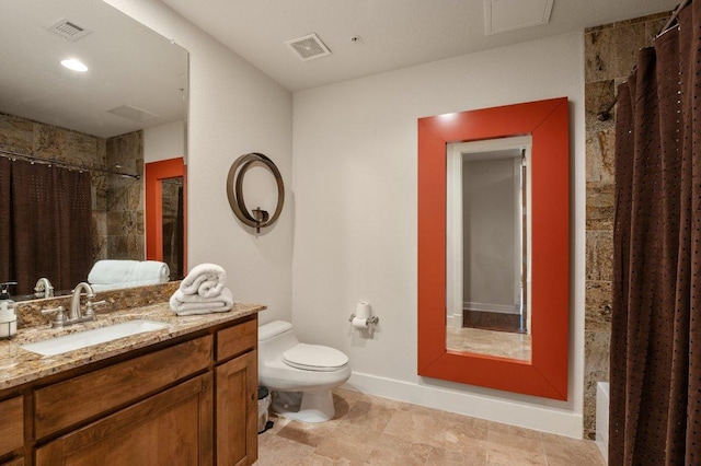full bath featuring toilet, curtained shower, vanity, and baseboards