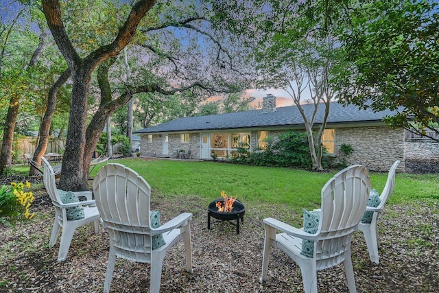 view of yard featuring an outdoor fire pit