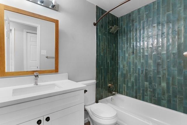 6200 La Naranja Ln, Austin, TX 78749 - bathroom featuring bathing tub / shower combination, toilet, and vanity