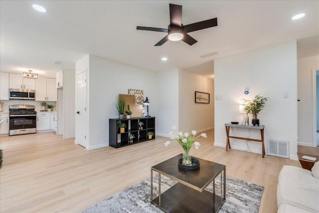 9606 Dallum Dr, Austin, TX 78753 - living room featuring a ceiling fan, light wood finished floors, baseboards, and recessed lighting