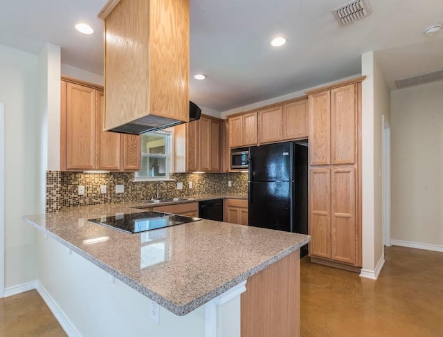 kitchen featuring black appliances, a peninsula, backsplash, baseboards, and recessed lighting