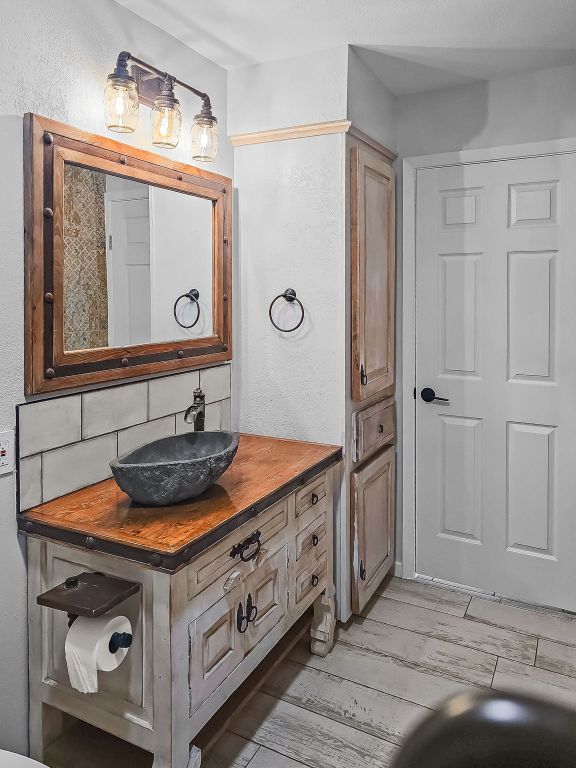 1801 Rock Creek Dr, Round Rock, TX 78681 - bathroom with wood finished floors and vanity