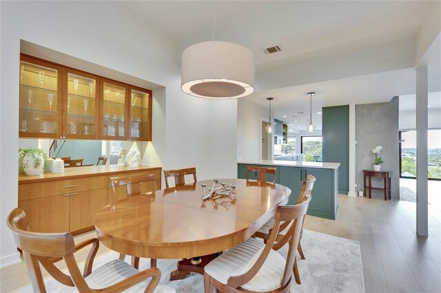 402 Buckeye Trl, West Lake Hills, TX 78746 - dining space with light wood-style floors