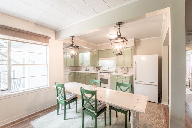 1408 W Clark St, Bartlett, TX 76511 - dining area with crown molding, baseboards, and light wood-style flooring