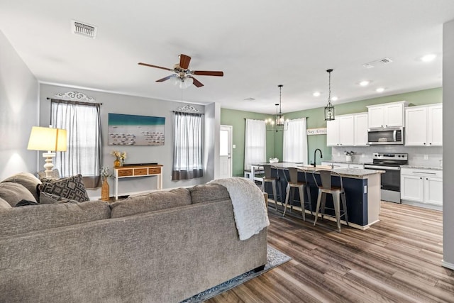 109 Reagor Dr, Taylor, TX 76574 - living area featuring healthy amount of natural light, dark wood-style flooring, a ceiling fan, and recessed lighting