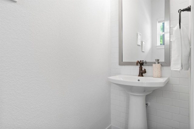 2204 Robert Browning St, Austin, TX 78723 - bathroom with tile walls
