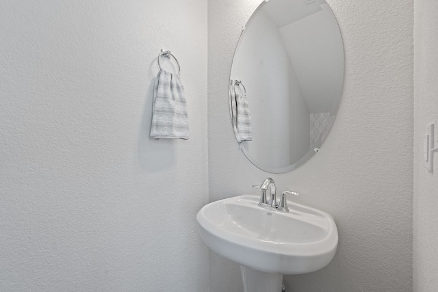bathroom featuring a sink