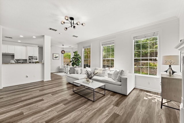 7016 Bending Oak Rd, Austin, TX 78749 - living area featuring crown molding, wood finished floors, baseboards, a chandelier, and recessed lighting