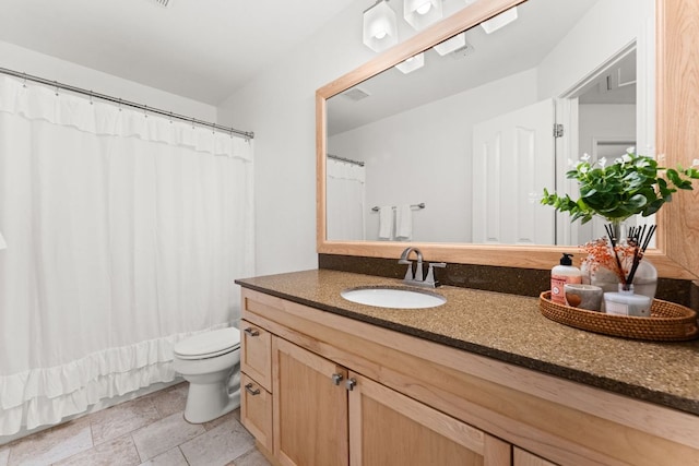 7016 Bending Oak Rd, Austin, TX 78749 - bathroom featuring toilet, vanity, and curtained shower