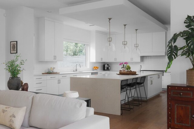 1800 Bay Hill Dr, Austin, TX 78746 - kitchen featuring decorative backsplash, a breakfast bar area, and white cabinetry