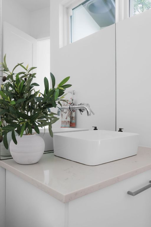 1800 Bay Hill Dr, Austin, TX 78746 - bathroom with a sink