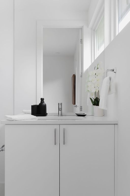 1800 Bay Hill Dr, Austin, TX 78746 - bathroom featuring a sink