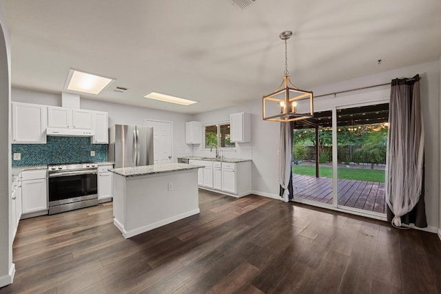 7516 Marble Crest Dr, Austin, TX 78747 - kitchen with stainless steel appliances, a sink, backsplash, and white cabinetry