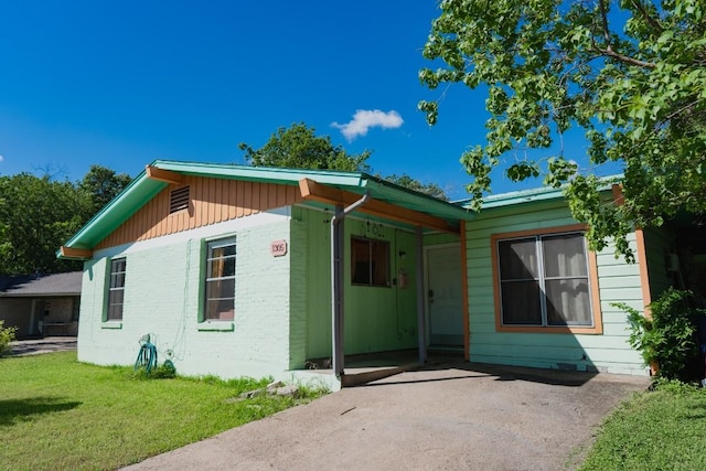 1305 Larkspur Rd, Austin, TX 78758 - view of front of house with a front lawn