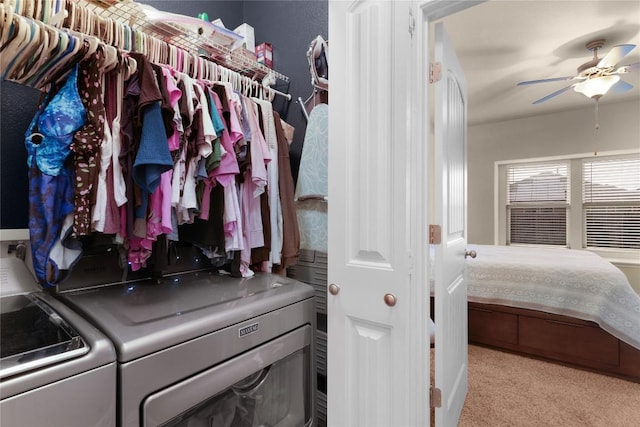 walk in closet featuring separate washer and dryer, a ceiling fan, and carpet flooring