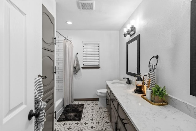 701 W Esparada Dr, Georgetown, TX 78628 - full bathroom with vanity, toilet, baseboards, and shower / bath combination with curtain