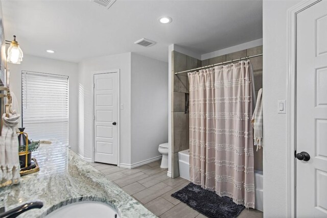 701 W Esparada Dr, Georgetown, TX 78628 - full bathroom featuring toilet, shower / bath combination with curtain, a sink, recessed lighting, and wood finish floors