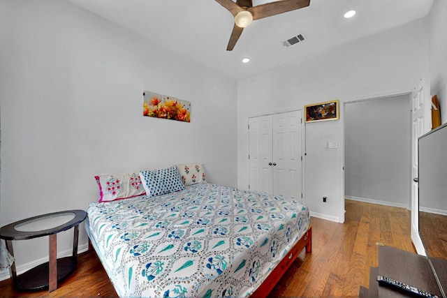 bedroom featuring wood finished floors, baseboards, a closet, recessed lighting, and a ceiling fan