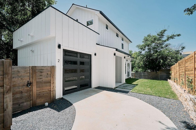 1140 Northwestern Ave Unit 2, Austin, TX 78702 - garage with driveway