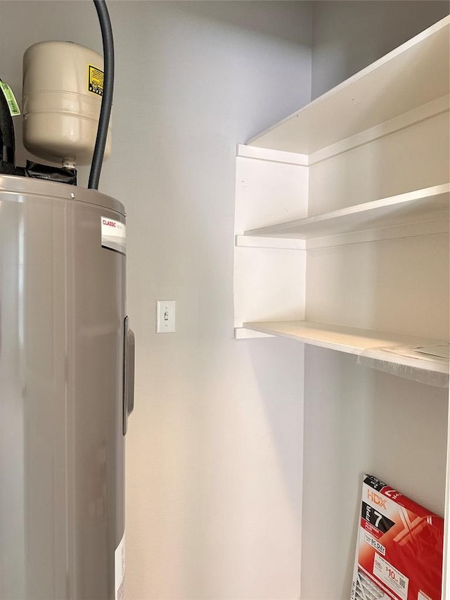 137 Rustic Glen Dr, San Marcos, TX 78666 - utility room featuring electric water heater
