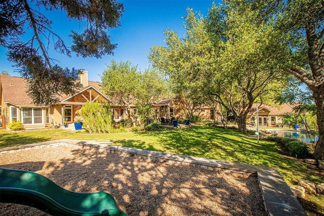 view of green lawn