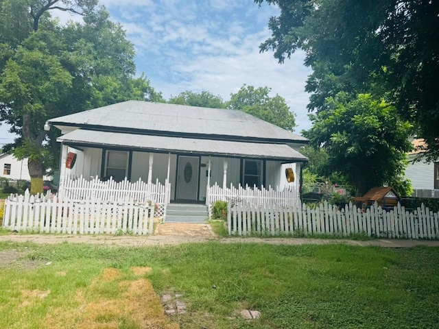 1014 S 3rd St, Temple, TX 76504 - view of front of house featuring a porch and a fenced front yard