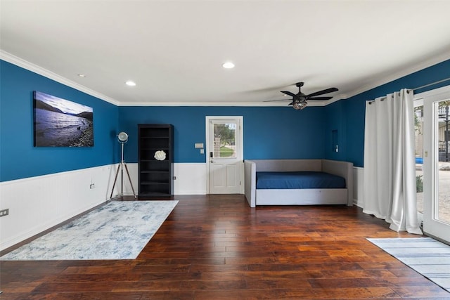 foyer with crown molding, a wainscoted wall, hardwood / wood-style flooring, ceiling fan, and recessed lighting
