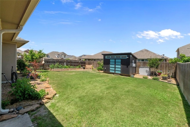 view of yard featuring a storage shed, an outdoor structure, and a residential view