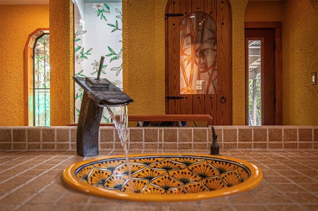 914 Sand Hills Rd, Red Rock, TX 78662 - bathroom view of a textured wall