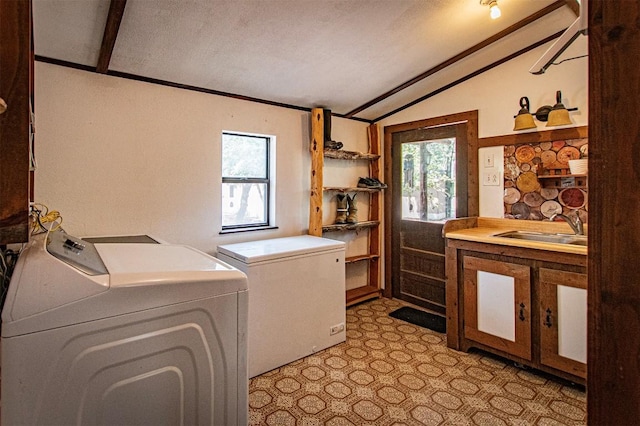 914 Sand Hills Rd, Red Rock, TX 78662 - laundry room featuring washing machine and clothes dryer