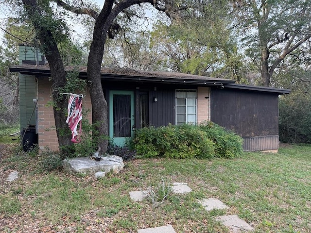 view of front facade with a front yard