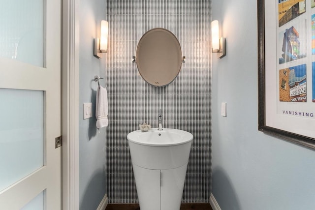 6605 W Courtyard Dr, Austin, TX 78730 - bathroom with baseboards and wallpapered walls