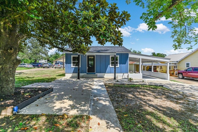 710 E 2nd St, Elgin, TX 78621 - view of front of property featuring an attached carport