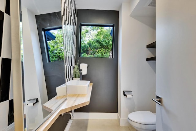 2901 S 5th St, Austin, TX 78704 - bathroom featuring toilet and baseboards