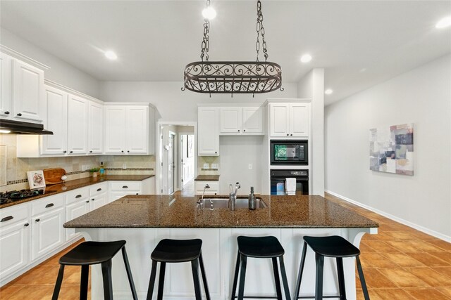 1607 Mesa Verde Dr, Round Rock, TX 78681 - kitchen featuring black appliances, a sink, a breakfast bar, backsplash, and recessed lighting