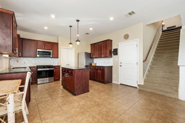 361 Stone View Trl, Austin, TX 78737 - kitchen with stainless steel appliances, a sink, a center island, decorative backsplash, and recessed lighting